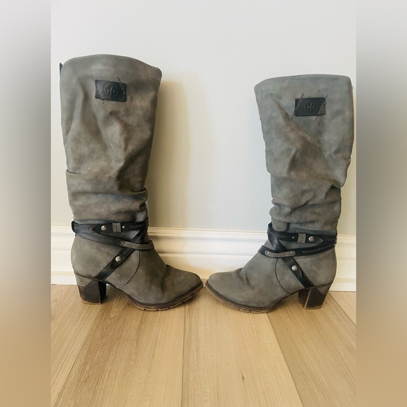 Grey boots - Picture 4 of 5